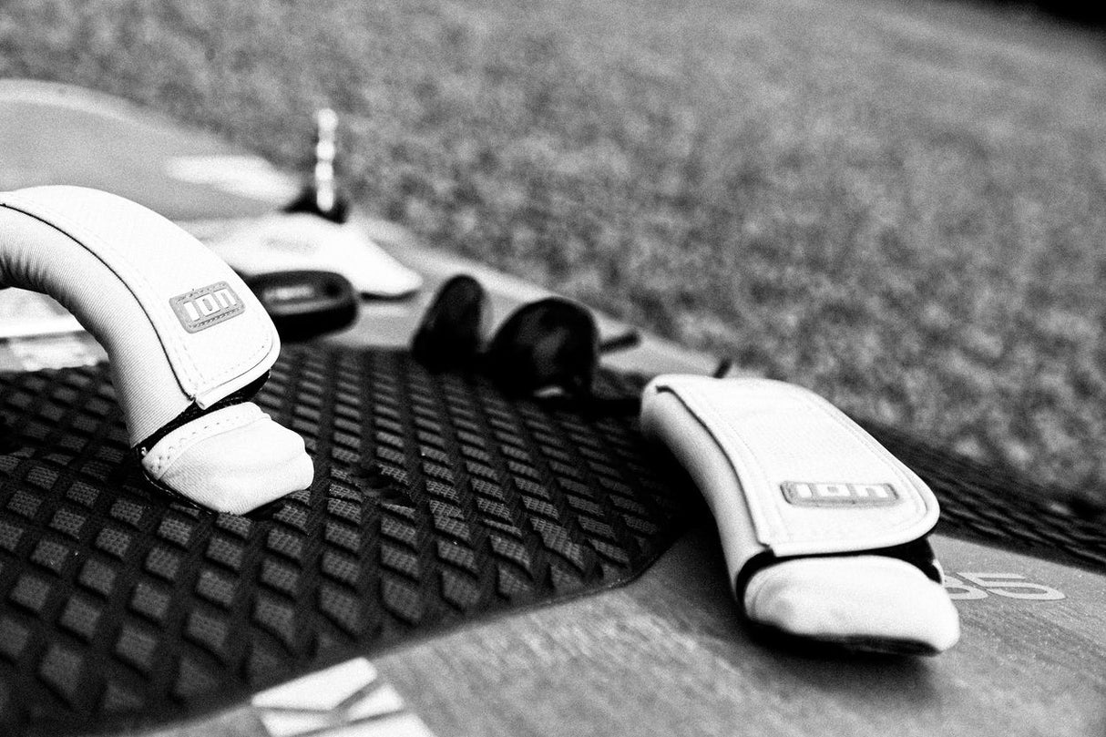ION Footstrap 2026 Weiß Fußschlaufe mit strukturiertem Pad, Draufsicht auf Kiteboard-Zubehör