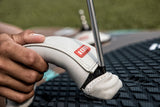 ION Footstrap 2026 Fußschlaufe weiß mit rotem Logo, in Hand gehalten, Detailaufnahme