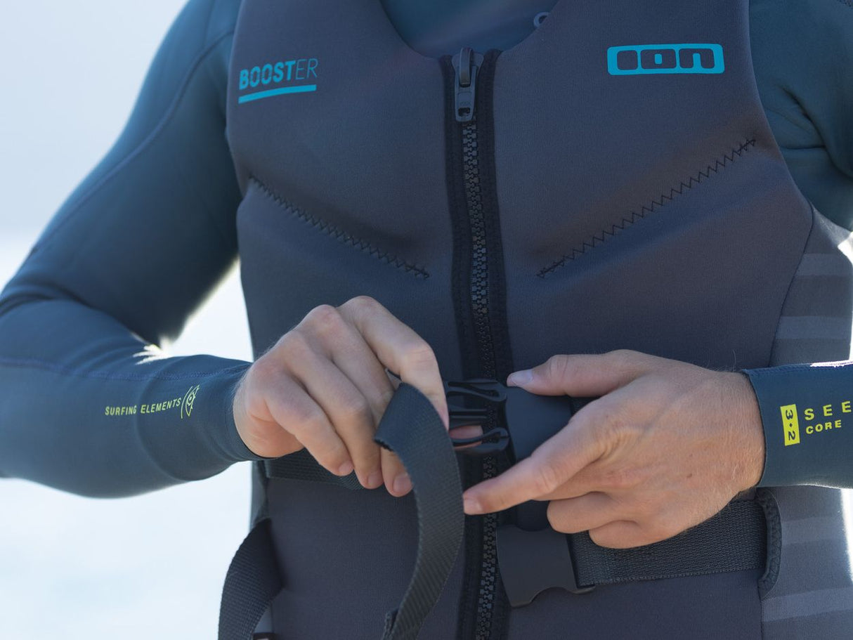 ION Booster Vest USCG dunkelblau mit Frontverschluss, Frontansicht mit Details des Reißverschlusses und Branding-Logos
