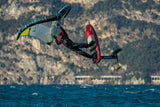ION Fuse Drysuit 4/3 Back Zip schwarz/rot, Kitesurfer in Aktion über Wasser