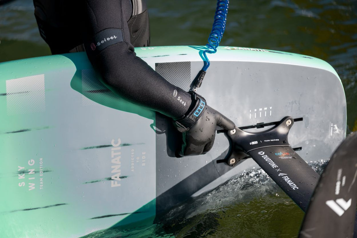 ION Lobster Mitten 4/3 2024 schwarze Neopren-Handschuhe mit Riemen, in Verwendung auf Kiteboard