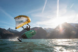 ION Lobster Mitten 4/3 2024 Neopren-Handschuhe in Schwarz, Kitesurfer in Aktion auf dem Wasser