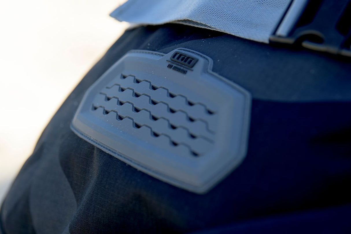 ION Wing Gearbag Tec 2026 Transporttasche in Blau mit strukturiertem Kunststoffboden und Tragegriff, Detailansicht