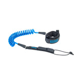 ION Wing Leash Core Coiled Wrist 2026, blau-schwarze Handgelenkschlaufe mit spiralförmiger Leine, Frontalansicht