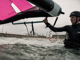 ION Wing Leash Core Coiled Wrist schwarz, Spiralkabel-Sicherungsleine für Kiteboarding im Wasser befestigt