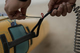 ION Wing Leash Core Coiled Wrist schwarz mit Befestigungspunkt, Detailansicht der Handhabung