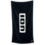 ION Premium Strandtuch 2023 in Schwarz mit großem ION-Logo, Frottee-Material, hängend präsentiert