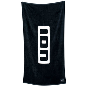 ION Premium Strandtuch 2023 in Schwarz mit großem ION-Logo, Frottee-Material, hängend präsentiert