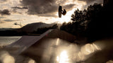 ION Vector Vest Element Side Zip 2026 schwarz, Frontalansicht beim Wakeboarden über Wasser