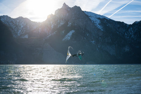 ION Vector Vest Element Side Zip 2026 grau, Kitesurfer in Aktion auf dem Wasser, Seitenreißverschluss