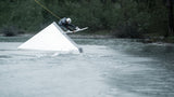 ION Collision Schutzweste Select Front Zip 2026 schwarz, Sportler beim Wakeboarden auf dem Wasser, Frontalansicht
