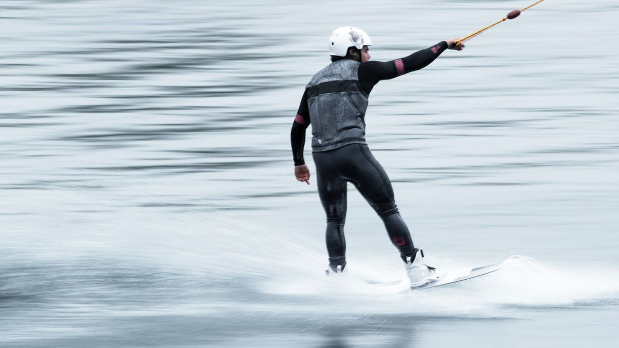 ION Collision Schutzweste Select Front Zip 2026 in Schwarz, Kitesurfer in Aktion auf dem Wasser tragend