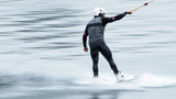 ION Collision Schutzweste Select Front Zip 2026 in Schwarz, Kitesurfer in Aktion auf dem Wasser tragend