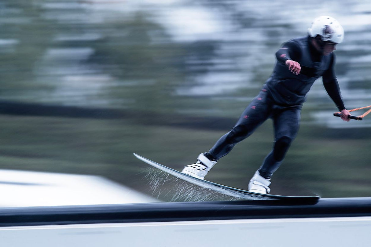 ION Collision Schutzweste Select Front Zip 2026 in Dunkelblau, Athlet beim Kiteboarden in Aktion