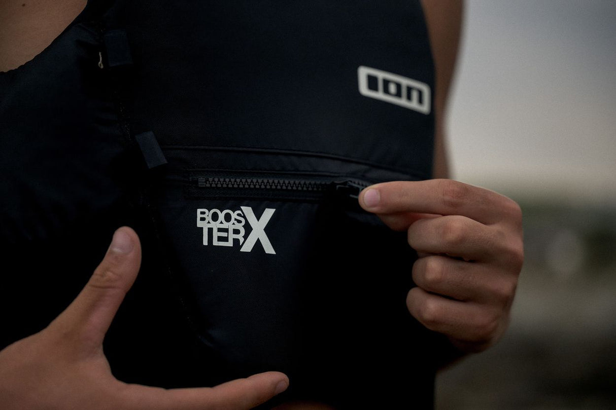 ION Booster X Vest Side Zip 2026 in Schwarz, Neopren-Weste mit Seitenreißverschluss, Detailansicht der Tasche