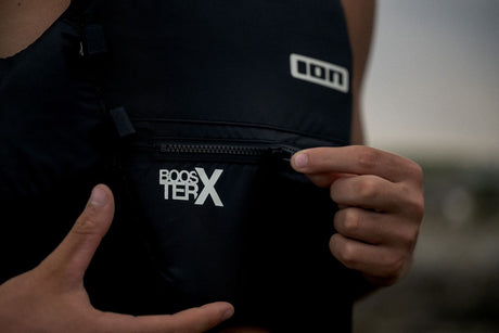 ION Booster X Vest Side Zip 2026 in Schwarz, Neopren-Weste mit Seitenreißverschluss, Detailansicht der Tasche