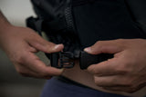 ION Booster X Vest Side Zip 2026 schwarz, Nahaufnahme der Seitenschnalle mit Reißverschluss-Detail