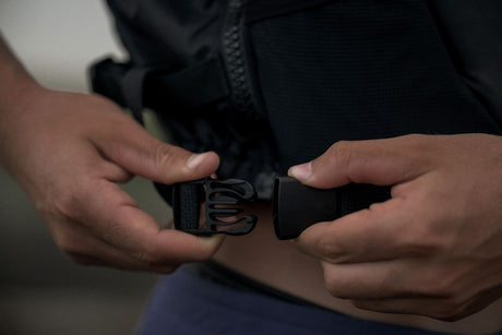 ION Booster X Vest Side Zip 2026 schwarz, Nahaufnahme der Seitenschnalle mit Reißverschluss-Detail