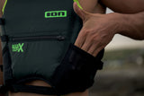 ION Booster X Vest Side Zip 2026 in Schwarz mit grünem ION-Logo, Seitenreißverschluss und Neopren-Details, Detailansicht