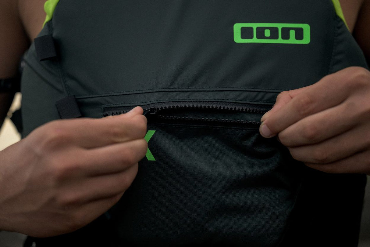 ION Booster X Vest Side Zip 2026 schwarze Weste mit grünem Logo, Seitenreißverschluss offen, Frontansicht