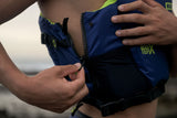 ION Booster X Vest Side Zip 2026 in Dunkelblau mit Neongelben Akzenten, Seitlicher Reißverschluss, Detailaufnahme an Person