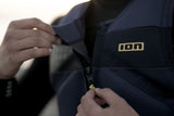 ION Vector Vest Amp Junior 2024 in Dunkelblau mit Frontreißverschluss, Detailaufnahme des Verschlusses