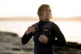 ION Vector Vest Amp Junior 2024 dunkelblau mit Front-Zip, Frontalansicht auf Kind am Strand
