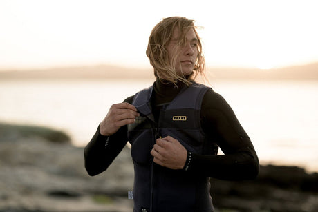 ION Vector Vest Amp Junior 2024 dunkelblau mit Front-Zip, Frontalansicht auf Kind am Strand