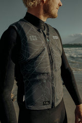 ION Vector Vest Core Front Zip Herren 2024 schwarz, Neopren-Weste mit Reißverschluss, Seitenansicht am Strand
