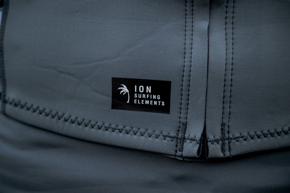 ION Vector Vest Core Front Zip Herren 2024 in Grau, Detailansicht mit Reißverschluss und Markenlogo