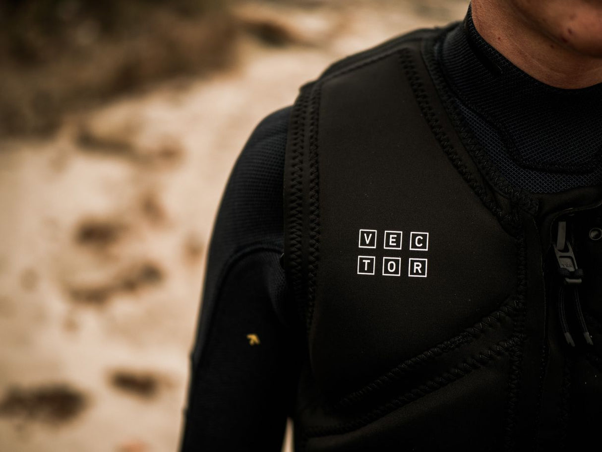 ION Vector Vest Core Front Zip Herren schwarz, Frontreißverschluss, Vorderansicht getragen