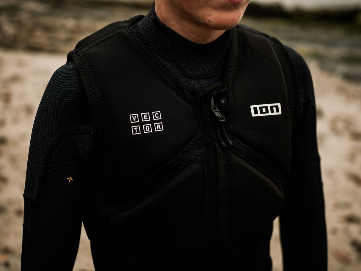 ION Vector Vest Core Front Zip Herren schwarz, Neopren-Weste mit Frontreißverschluss, Frontansicht