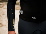 ION Vector Vest Core Herren schwarz mit Frontreißverschluss, Detailansicht Ärmel und Logo