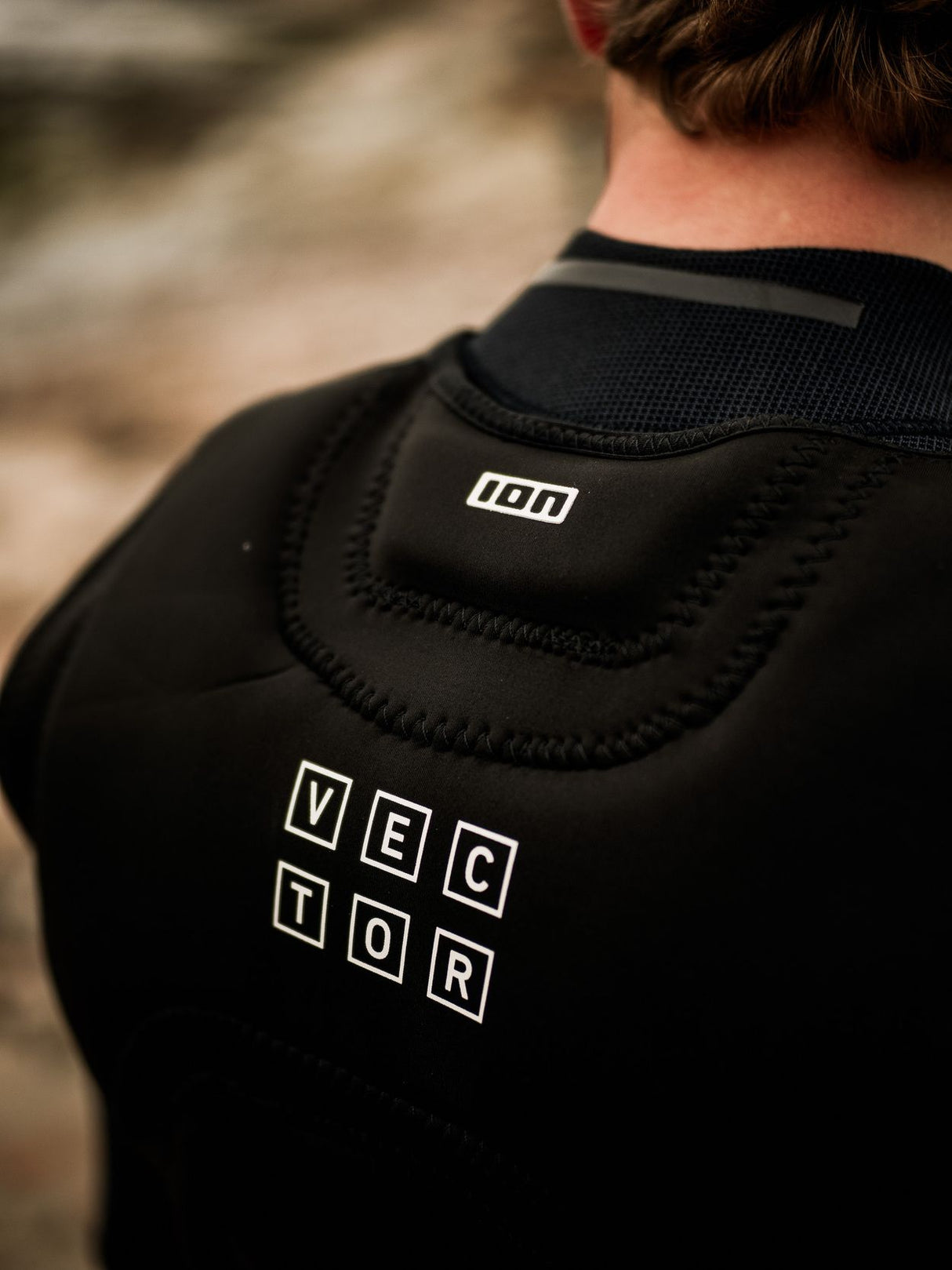 ION Vector Vest Core Front Zip Herren schwarz mit Reißverschluss, Rückansicht eines Mannes