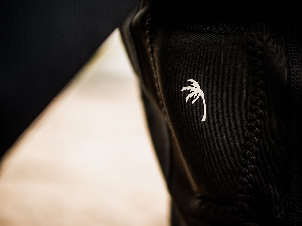 ION Vector Vest Core Herren schwarz mit Frontreißverschluss, Detailaufnahme Logo und Material 2024