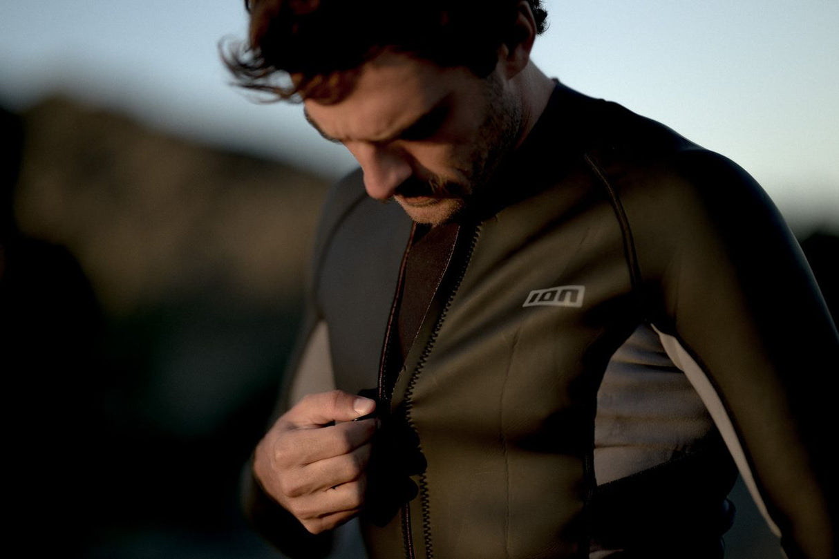 ION Neo Zip Top 2/1 LS Skin Neoprenanzug in Schwarz mit Reißverschluss, Frontalansicht