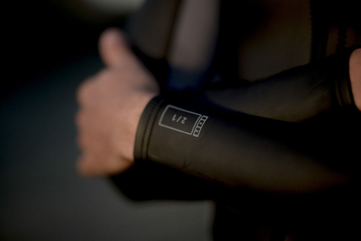 ION Neo Zip Top 2/1 LS Skin Neoprenanzug in Schwarz, Detailansicht des Ärmels mit Reißverschluss