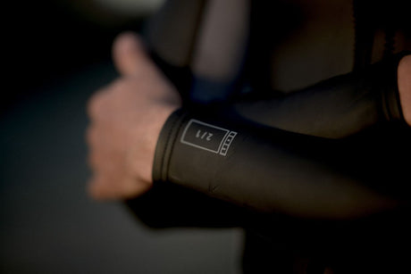 ION Neo Zip Top 2/1 LS Skin Neoprenanzug in Schwarz, Detailansicht des Ärmels mit Reißverschluss
