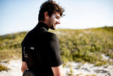 ION Protection Suit 3/2 SS Front Zip schwarzer Neoprenanzug mit Frontreißverschluss, Rückansicht am Strand
