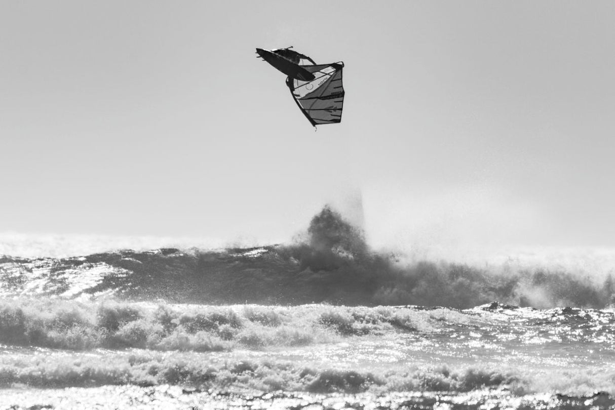 ION Protection Suit 3/2 SS Front Zip schwarz, Neopren-Anzug in Aktion beim Kitesurfen über Wellen