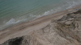 ION Grace Beanie 2026 grau Strickmütze, Frontalansicht am Strand mit Meer im Hintergrund