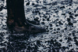ION Ballistic Boots 3/2 schwarz, Neopren-Wasserschuhe mit geteiltem Schaft, in flacher Detailansicht auf nasser Oberfläche