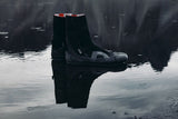 ION Ballistic Boots 3/2 schwarz mit grauem Neopren, Seitensplit-Design, Wasserspiegelung, Frontansicht