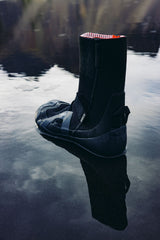 ION Ballistic Boots 6/5 schwarz mit Split-Sohle, seitliche Ansicht auf Eis