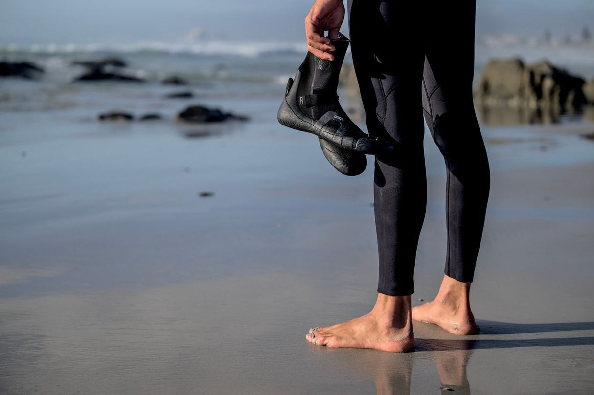 ION Ballistic Boots 6/5 schwarz mit Internal Split, Neopren-Wasserschuhe am Strand getragen, Detailansicht