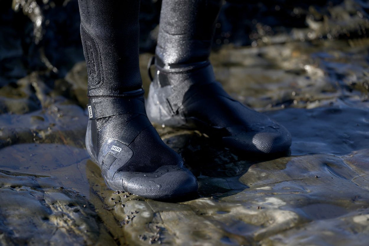 ION Ballistic Boots 6/5 schwarz, Neopren, getragen im Wasser, Seitenansicht