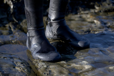 ION Ballistic Boots 6/5 schwarz, Neopren, getragen im Wasser, Seitenansicht