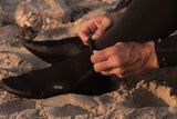 ION Ballistic Socks 3/2 Round Toe schwarz, Neopren-Wassersocken, Detailansicht an den Füßen
