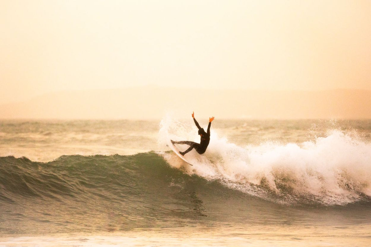 ION Ballistic Socks 3/2 schwarz, Neopren-Funktionssocken mit Internal Split Design, getragen beim Surfen im Wasser