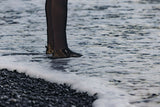 ION Ballistic Toes Neoprenschuhe 2.0 schwarze Wassersportschuhe mit Split-Zehen im Wasser getragen